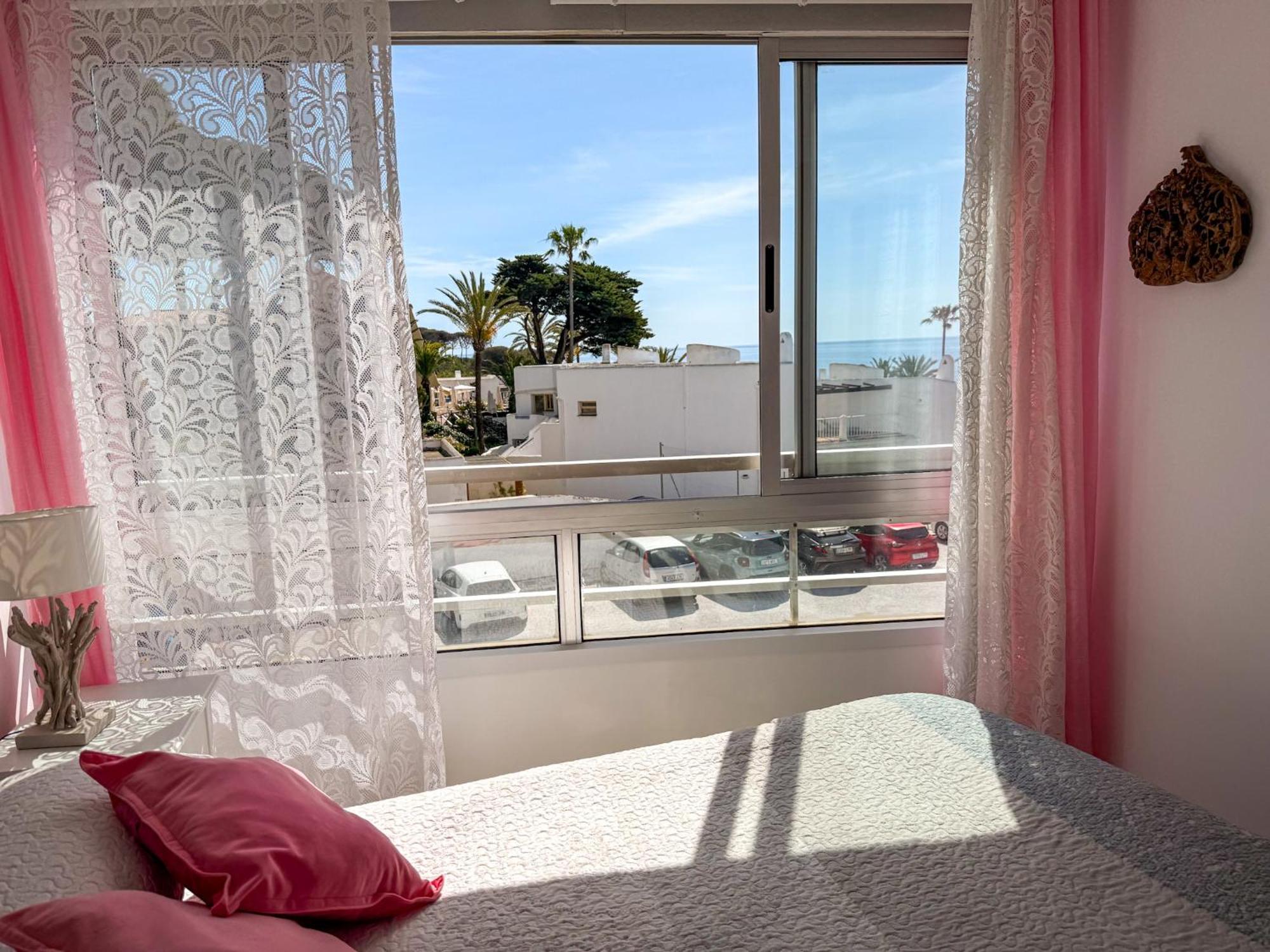 Casa La Luna- Beachfront 1br With Sea Views Marbella