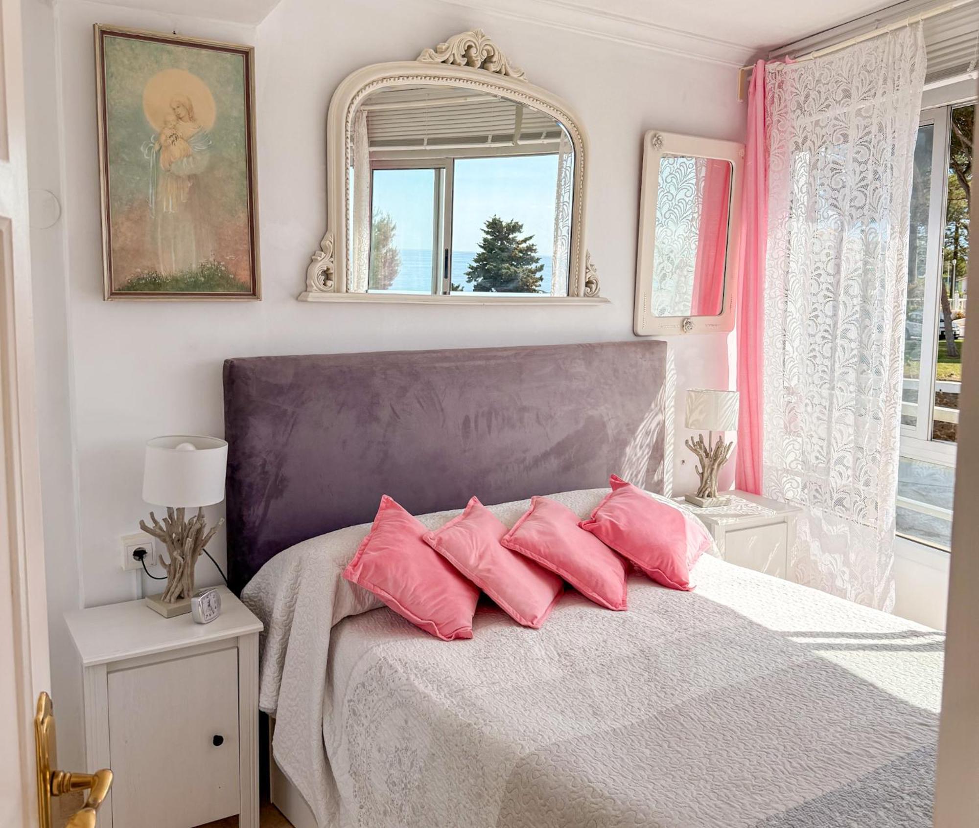 Casa La Luna- Beachfront 1br With Sea Views Marbella